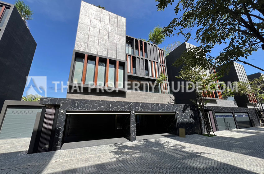 House with Private Pool in Srinakarin 